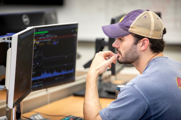 Male student uses comptuer in Smart Lab